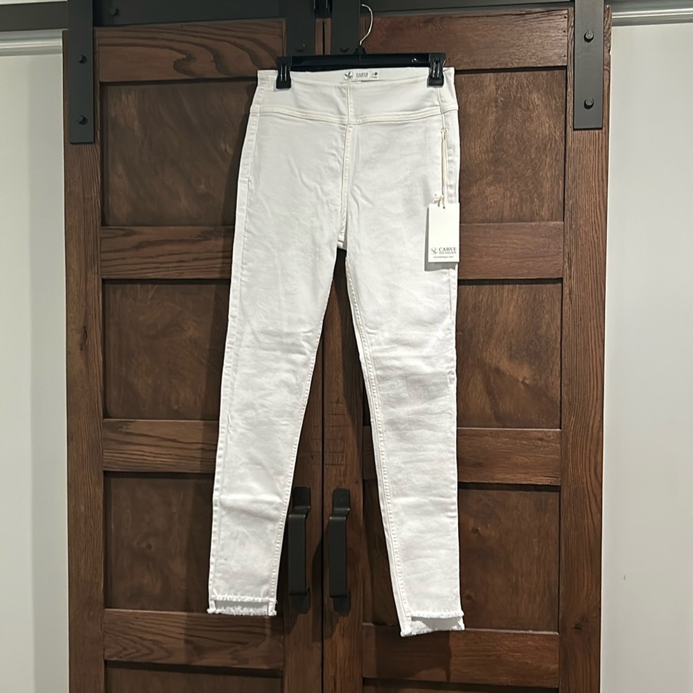 Carve designs white Alma Jean